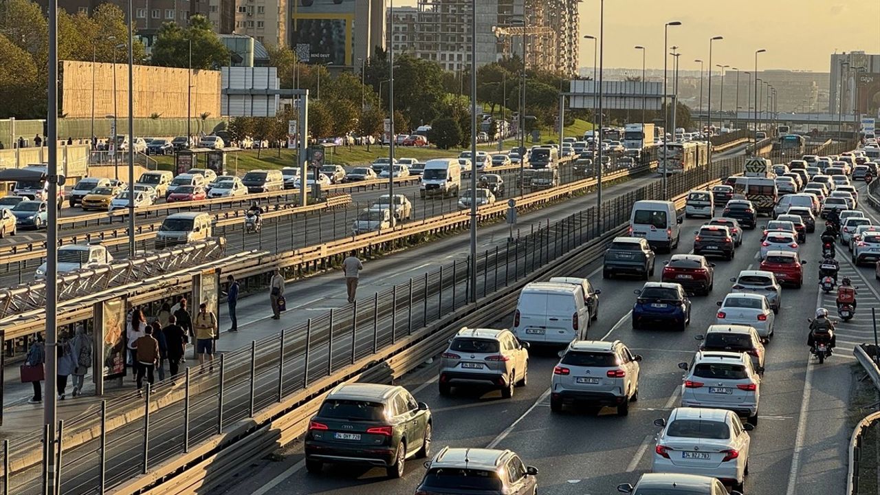 İstanbul'da İş Çıkışı Trafik Yoğunluğu %74'e Ulaştı