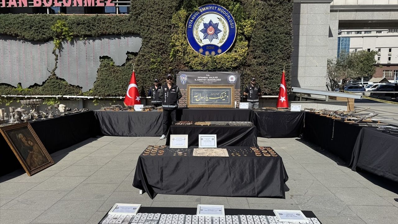 İstanbul'da Tarihi Eser Operasyonu: 15 Şüpheli, Binlerce Eser Ele Geçirildi