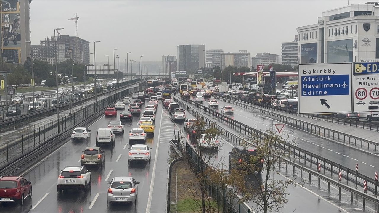 İstanbul'da Trafik Yoğunluğu %80'e Ulaştı — Ana Arterlerde Uzun Kuyruklar