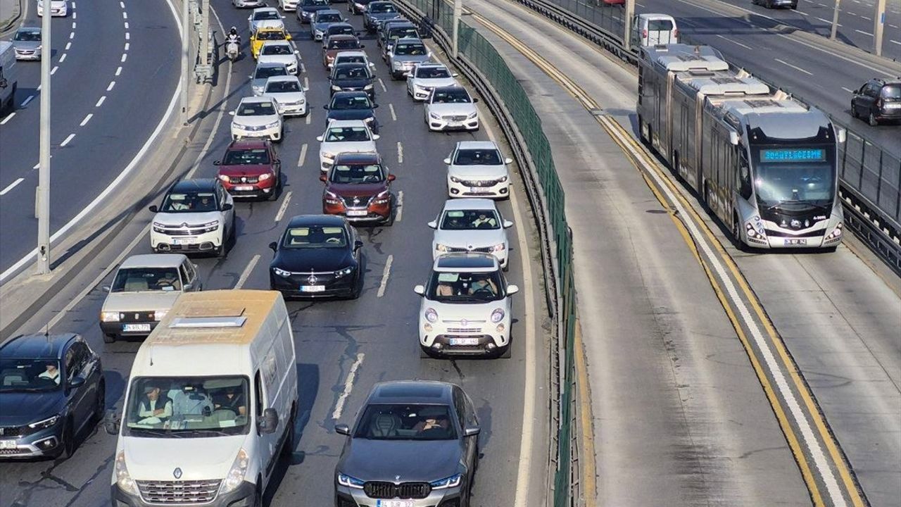 İstanbul'da Trafik Yoğunluğu Artıyor: Anadolu Yakası %72