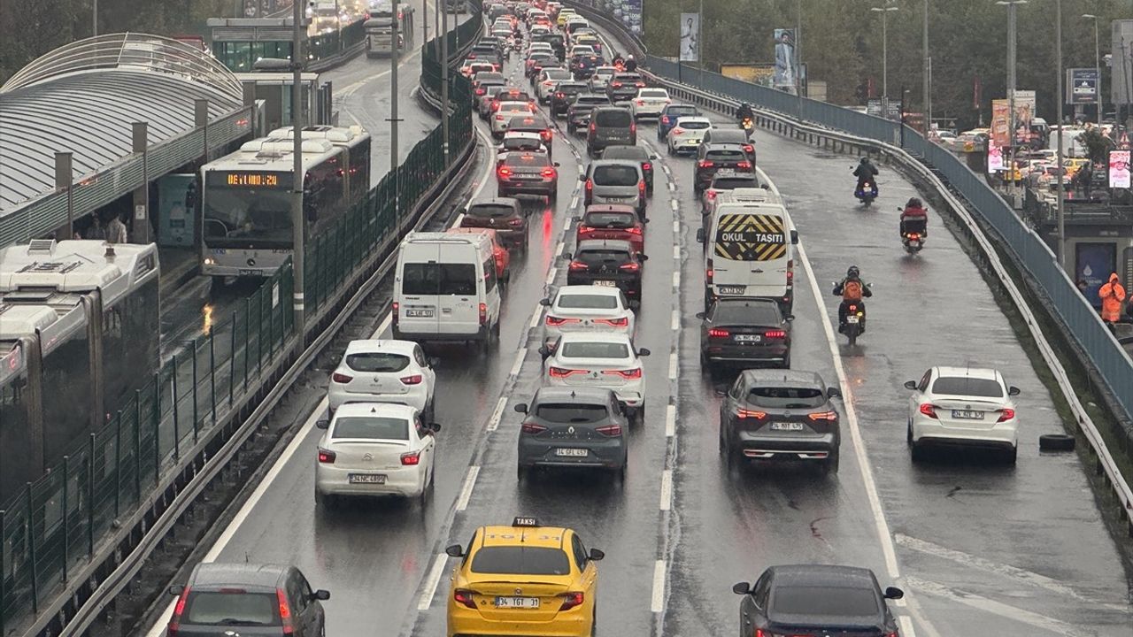 İstanbul’da Yağışla Trafik Tıkanıyor: Kent Geneli Yoğunluk %85