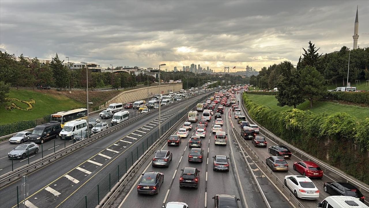 İstanbul'da Yeni Eğitim Yılı Trafiği: D-100, TEM ve Köprülerde Yoğunluk