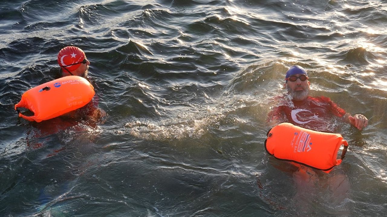 İstanbul'da Yüzücüler Gazze'ye Destek İçin Sarayburnu'ndan Demokrasi ve Özgürlükler Adası'na Yüzdü