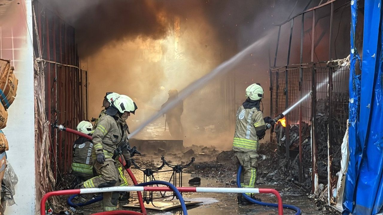 İSTOÇ Ticaret Merkezi'nde Yangın: 10. Ada'da Plastik Dükkanı Alevlere Teslim