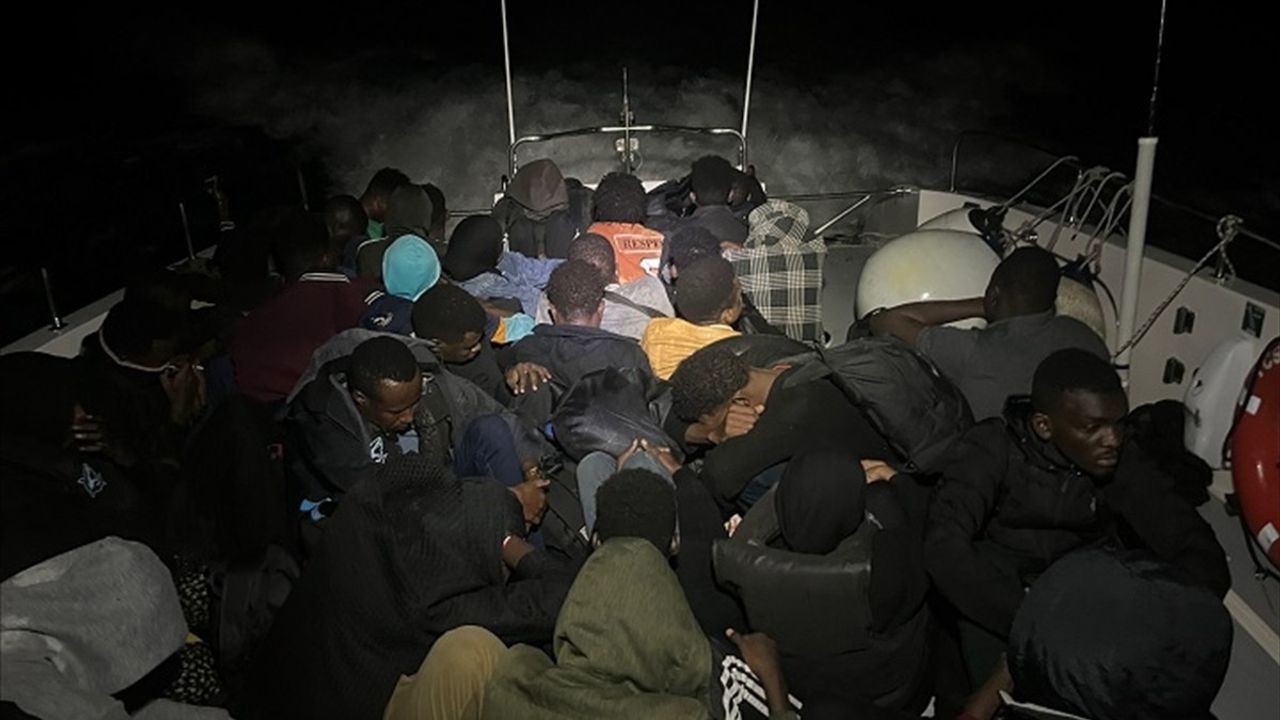 İzmir Açıklarında 107 Düzensiz Göçmen Yakalandı, Seferihisar'da 30 Kurtarıldı