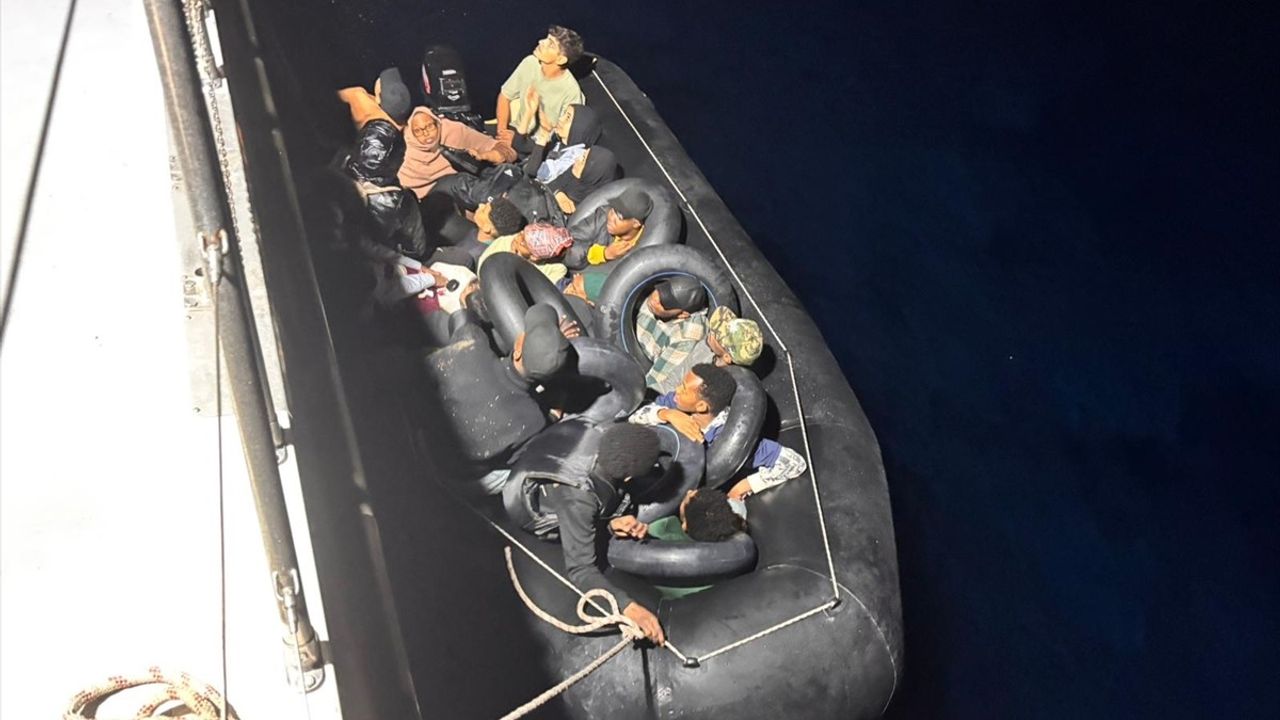 İzmir Açıklarında 20 Düzensiz Göçmen Yakalandı