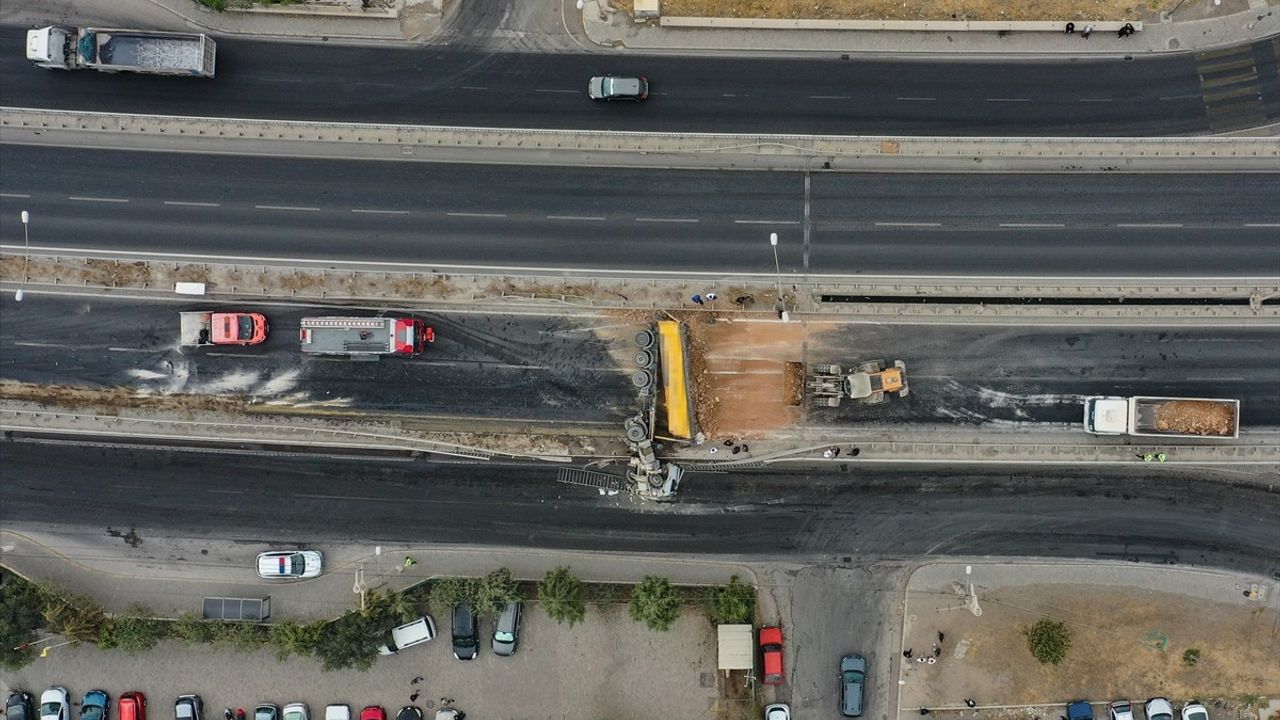 İzmir Bornova'da Viyadükte Asılı Tır: Sürücü Yaralandı