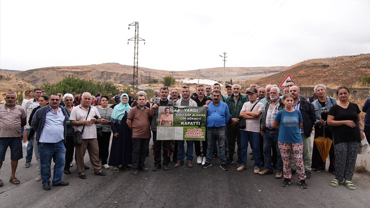 İzmir Çiğli'de Cumhuriyet Mahallesi Sakinleri Çöp Yolunu Kapattı