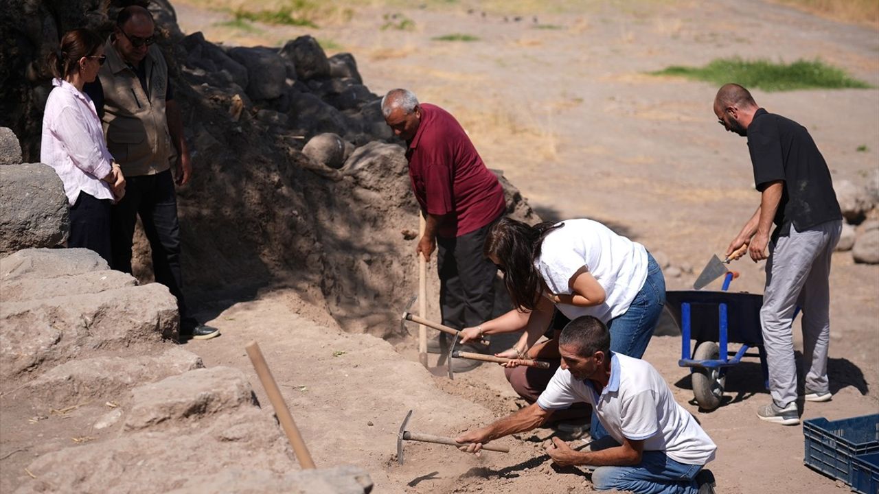 İzmir'de 5 Bin Yıllık Smyrna Höyüğü'nde Kazılar: Athena Tapınağı Hedefte
