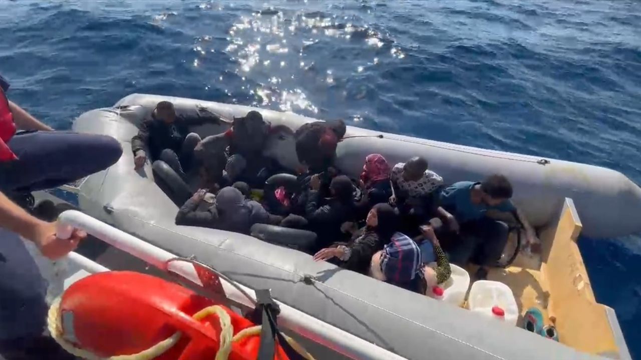 İzmir'de 82 Düzensiz Göçmen Yakalandı, 10 Kişi Kurtarıldı — 2 Gözaltı