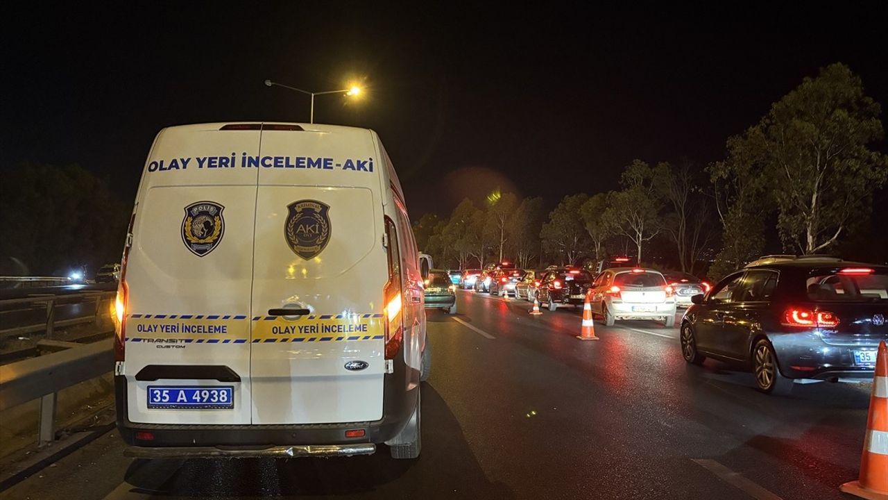 İzmir'de Bariyere Çarpan Motosiklet Sürücüsü Öldü