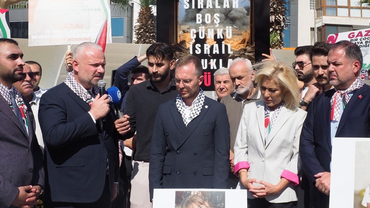 İzmir'de 'Boş Sıralar' Etkinliğiyle Gazze'deki Çocuklar Anıldı