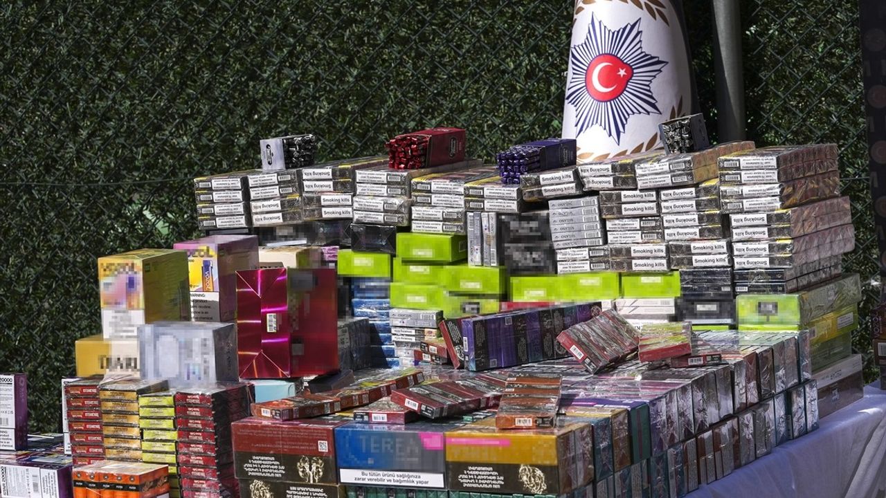 İzmir'de Gümrük Kaçağı Baskını: 70 bin 305 Puro, 21 bin 650 Paket Sigara Ele Geçirildi