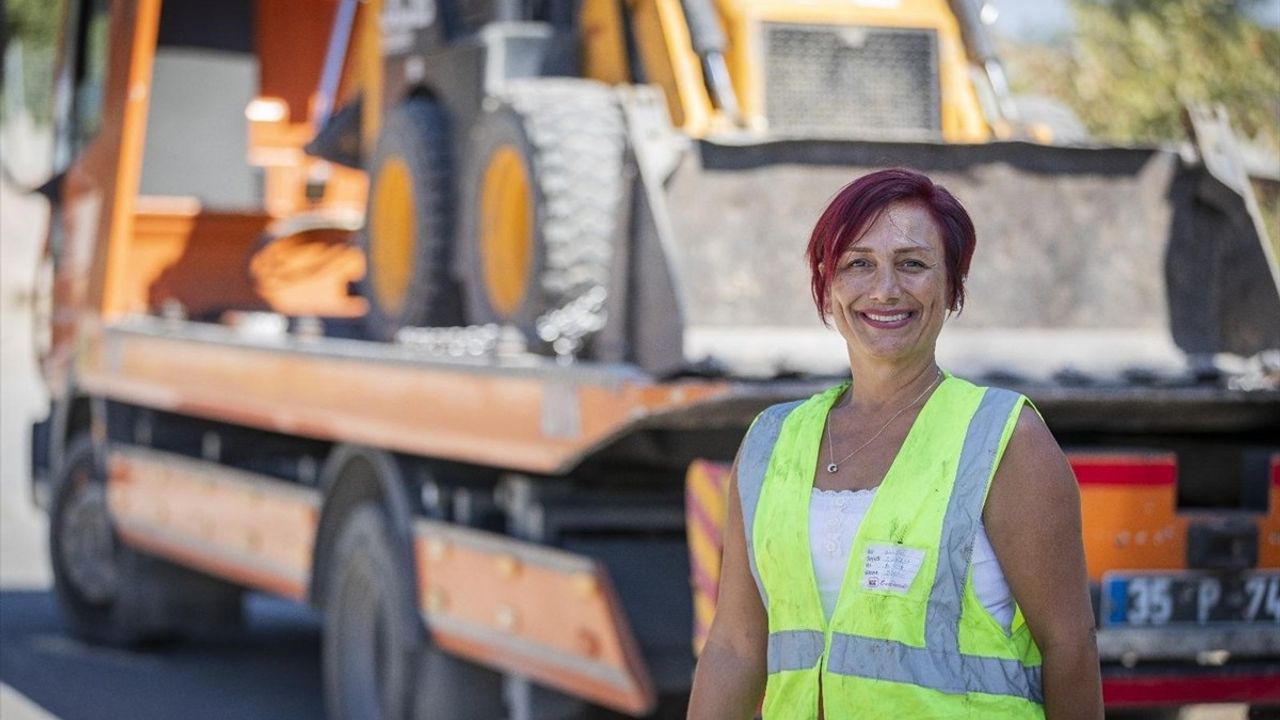 İzmir'de Kadın Ağır Vasıta Şoförü Munise Demirer İşini Severek Yapıyor