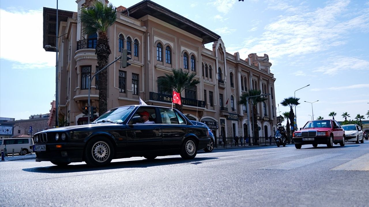 İzmir'de 'Seçkin Beyefendiler Sürüşü'yle Erkek Sağlığına Dikkat: 70 Klasik Otomobil