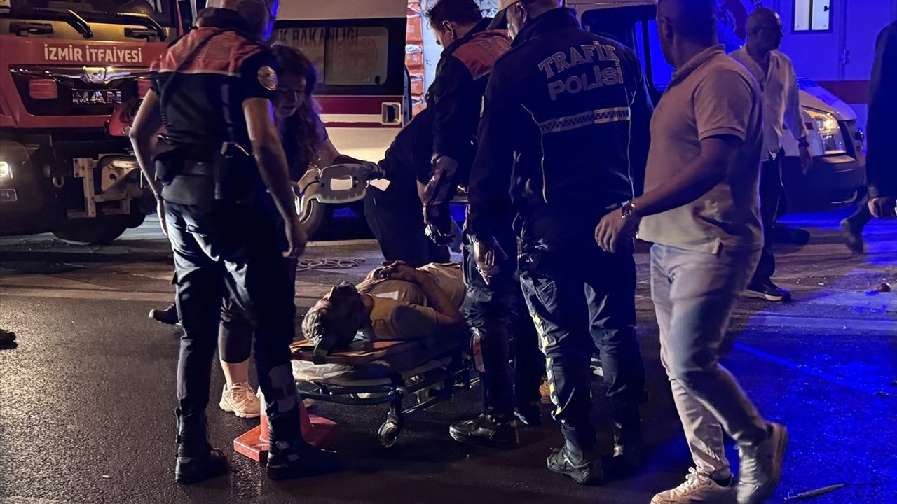 İzmir Gaziemir'de Kamyonet Bariyerlere Çarptı: 3 Kişi Kurtarıldı
