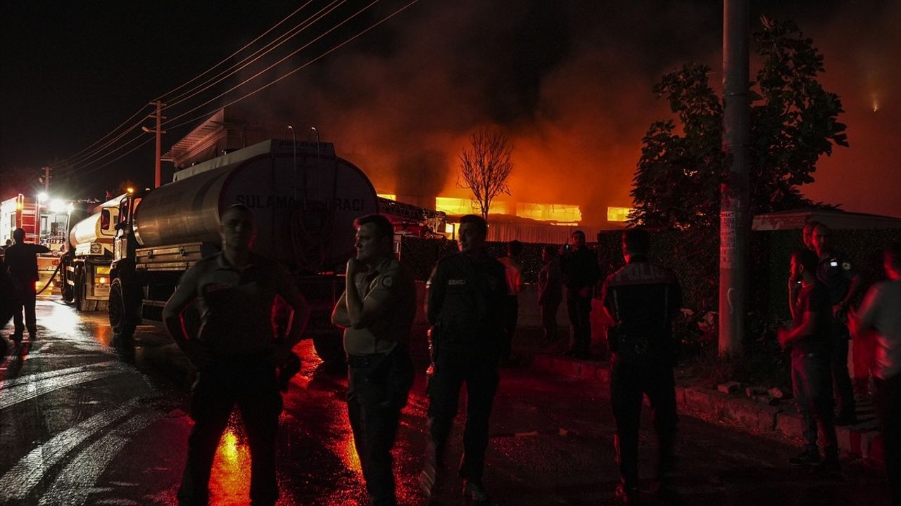 İzmir Gaziemir'de Mobilya Fabrikası Yangını Kontrol Altına Alındı