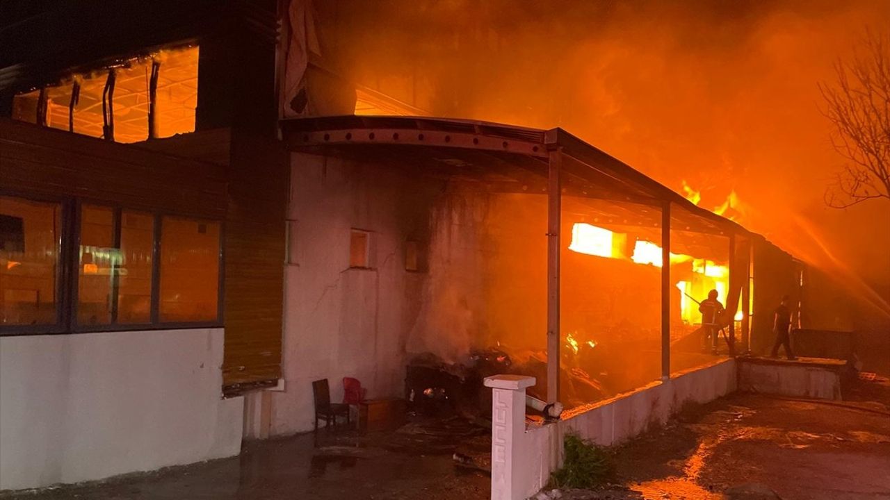İzmir Gaziemir'de Mobilya Fabrikasında Yangın — Müdahale Sürüyor
