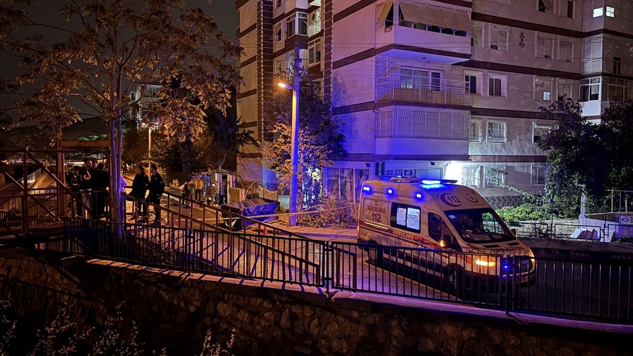 İzmir Karabağlar'da bıçaklı kavga: 1 ölü, 2 yaralı