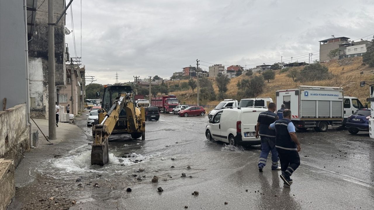İzmir Karabağlar'da Patlayan Su Borusu Onarılmayınca Mahalleliden Tepki