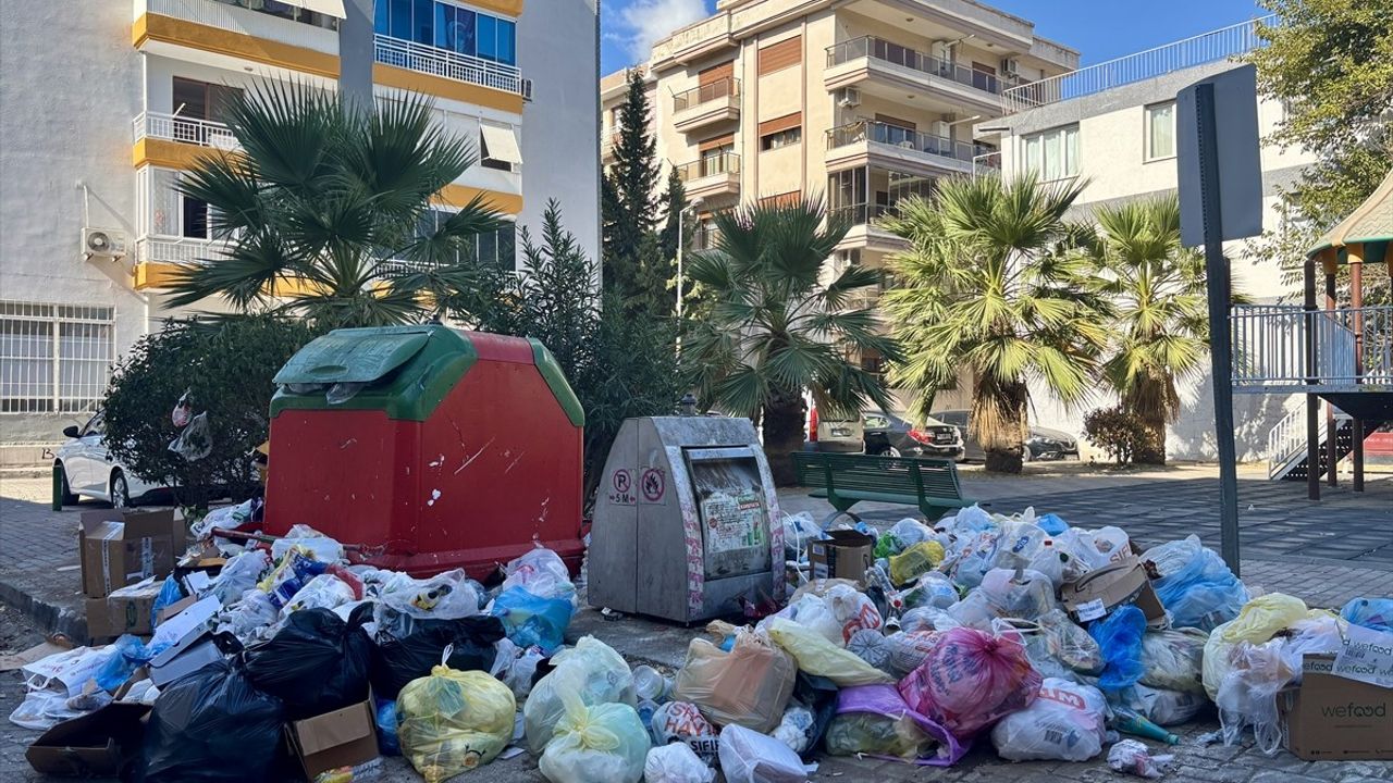 İzmir Karşıyaka'da Çöpler Toplanmıyor: Yalı Mahallesi'nde Kirlilik Tepkisi