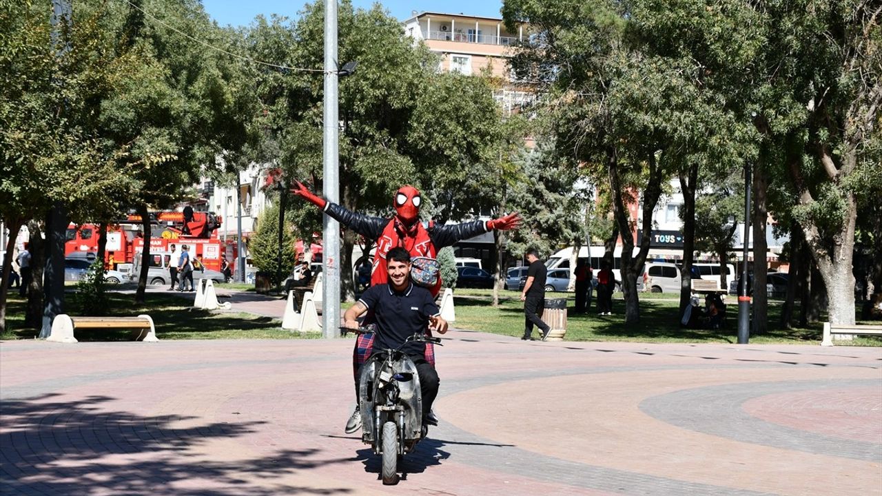 İzmirli Örümcek Adam'ın Türkiye Turu: 68. Durak Batman