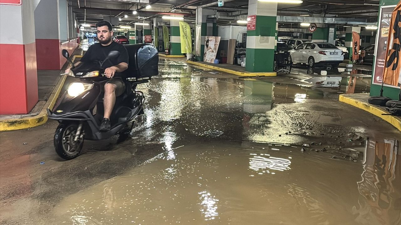 Kadıköy'de İSKİ Borusu Patladı, AVM Otoparkı Sular Altında