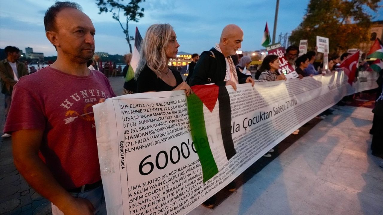 Kadıköy'de 'İsrail'e Tam Ambargo, Filistin'e Özgürlük' Yürüyüşü