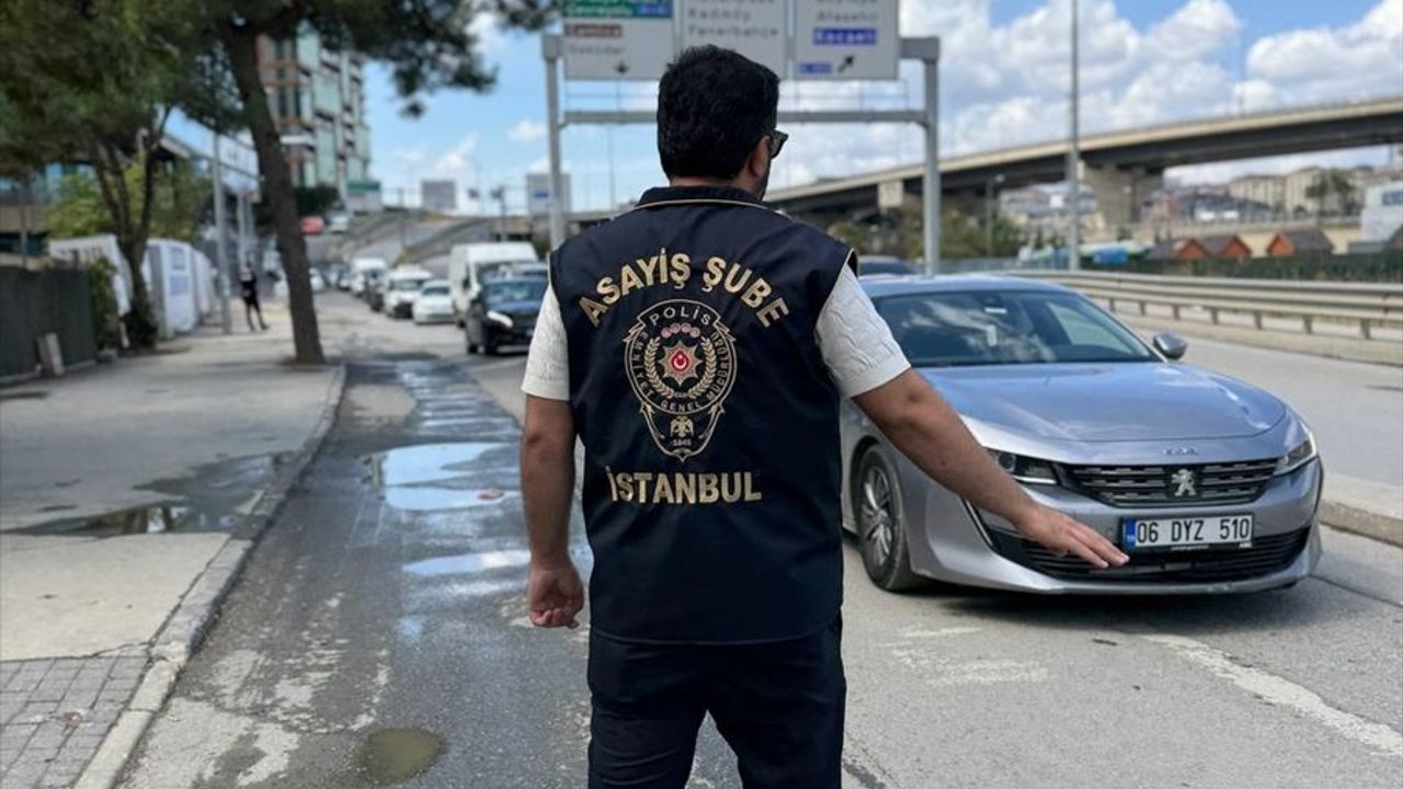 Kadıköy'de okul çevresi denetiminde 2 şüpheli gözaltına alındı