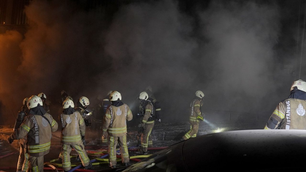 Kağıthane'de 5 Katlı İş Yerinin Giriş Katındaki Yangın Söndürüldü