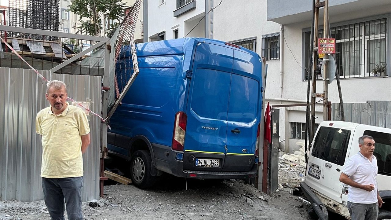 Kağıthane'de Freni Boşalan Panelvan İnşaat Alanına Girdi