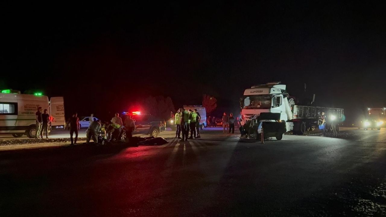 Kahramanmaraş Afşin'de Tır-Otomobil Kazası: 3 Kişi Hayatını Kaybetti