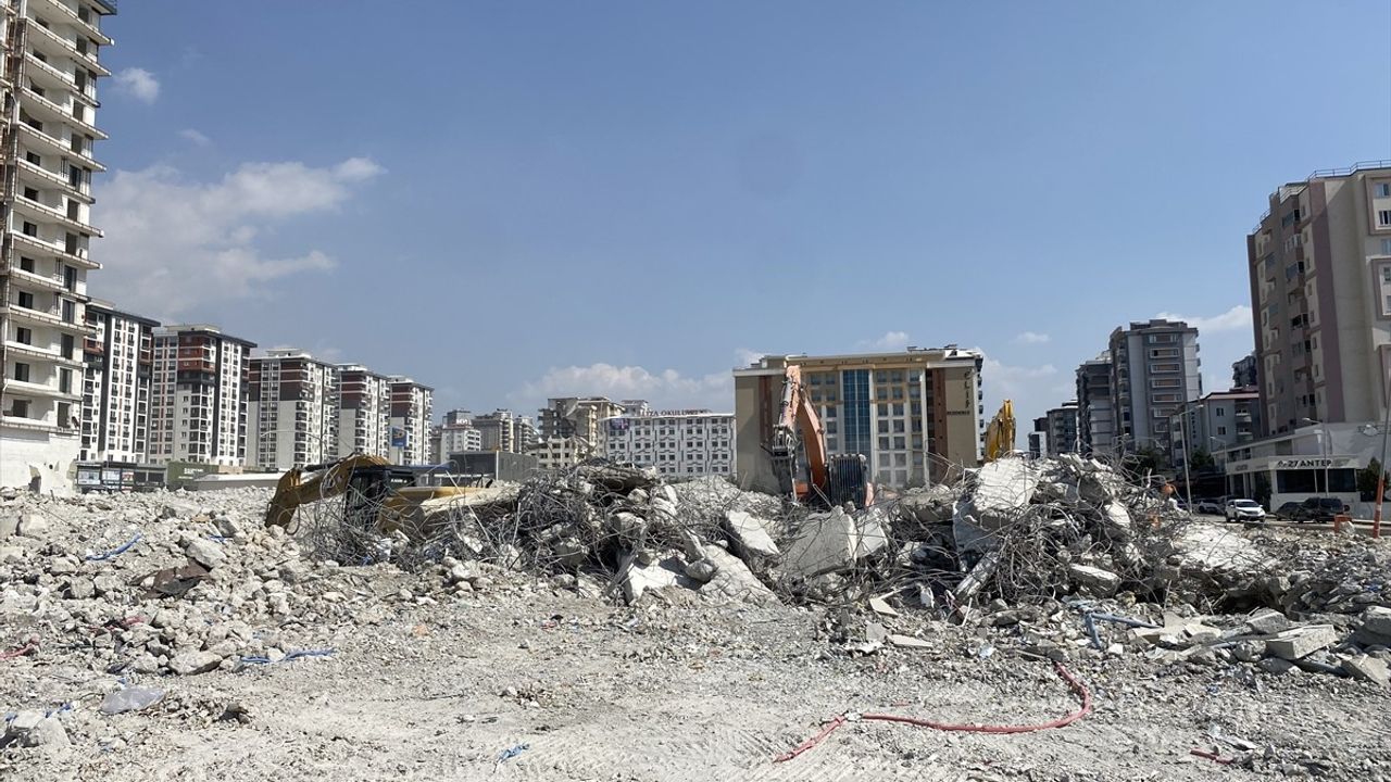 Kahramanmaraş'ta 6 Şubat 2023 Depremi Sonrası Ağır Hasarlı Binalar Yıkılıyor