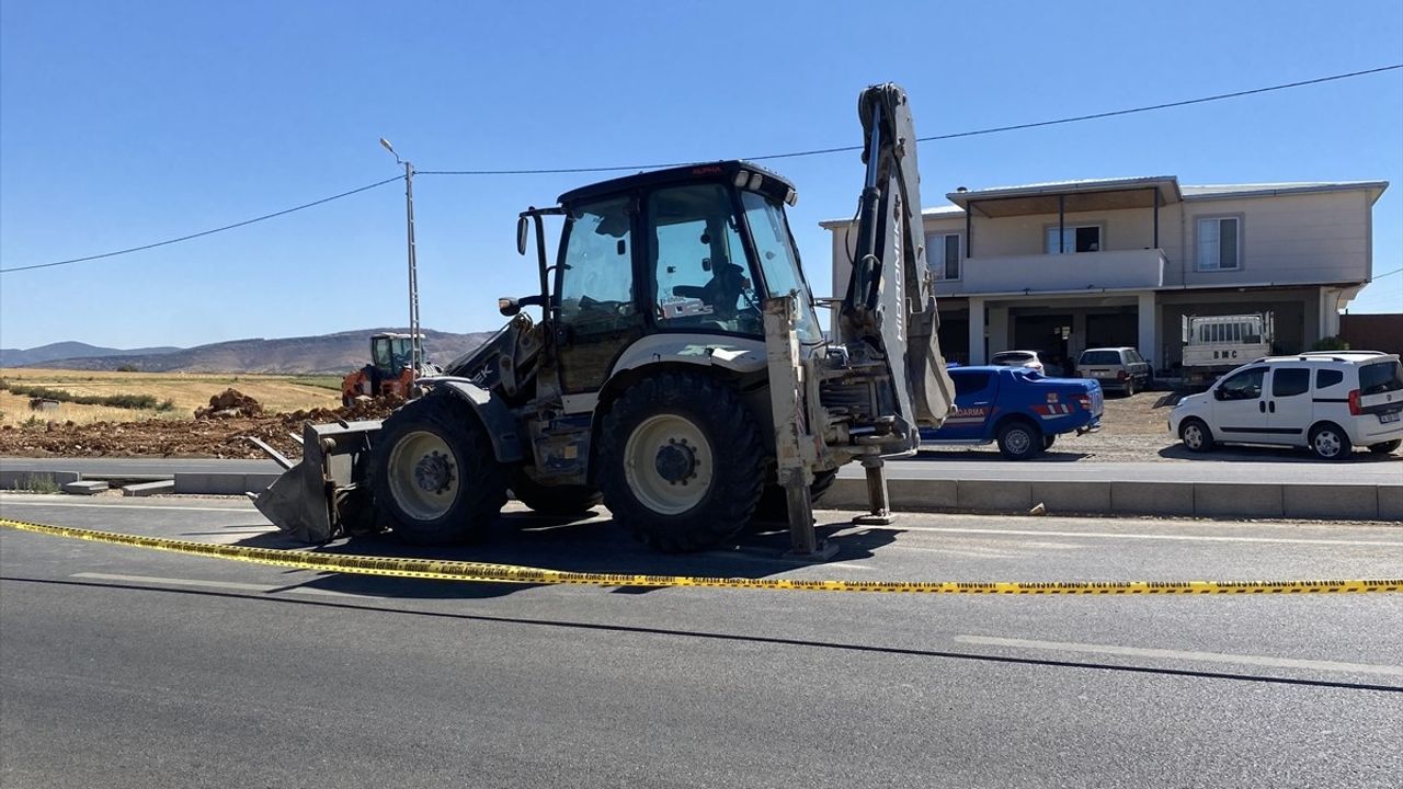 Kahramanmaraş'ta İş Makinesi Kardeşlere Çarptı: 1 Ölü, 1 Yaralı