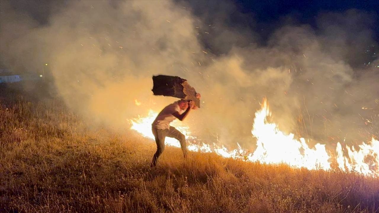 Karabük'te Cumhuriyet Mahallesi'nde Anız Yangını Söndürüldü