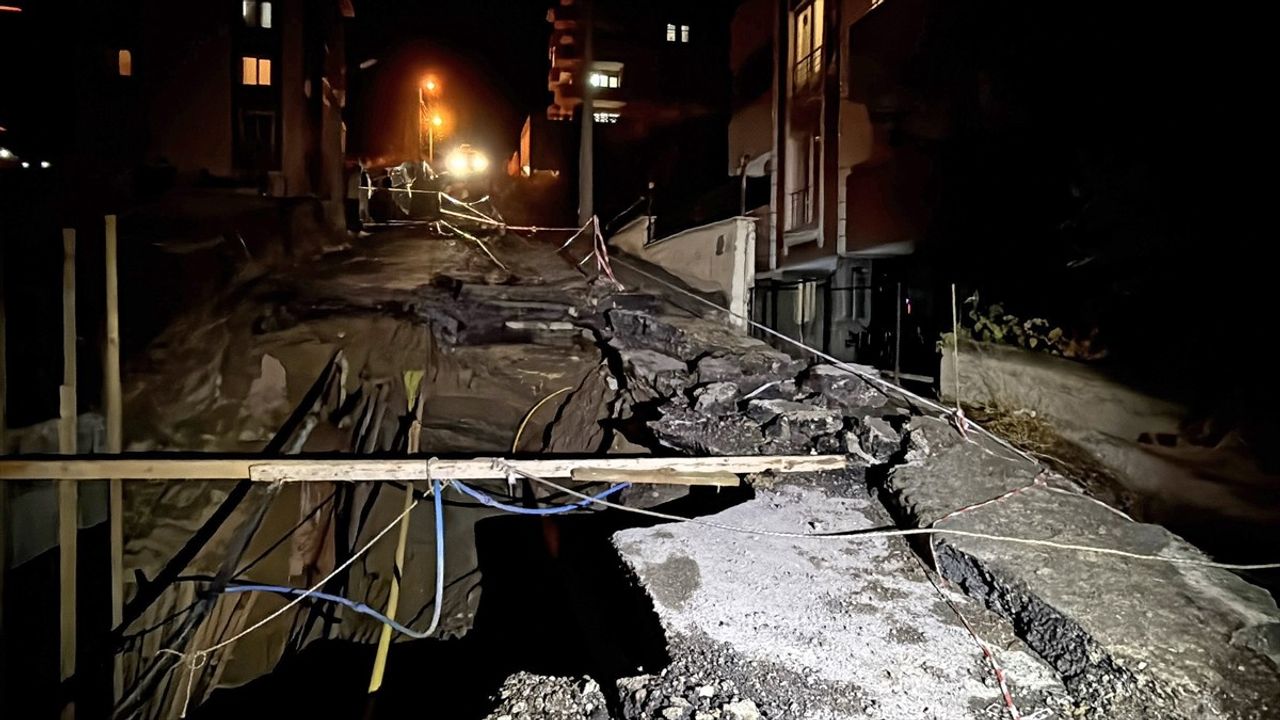 Karabük'te İnşaat Yanındaki Yol Çöktü