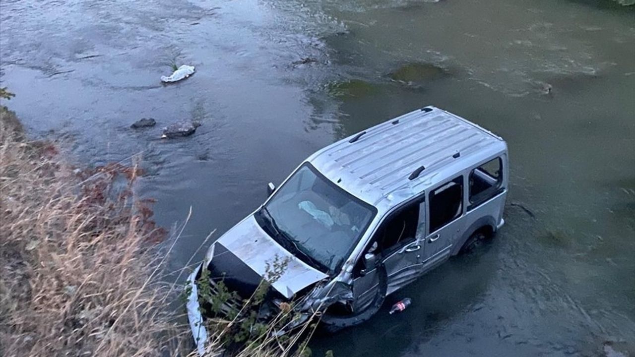 Kars Çayı'na Düşen Hafif Ticari Araçta Sürücü Kurtarıldı