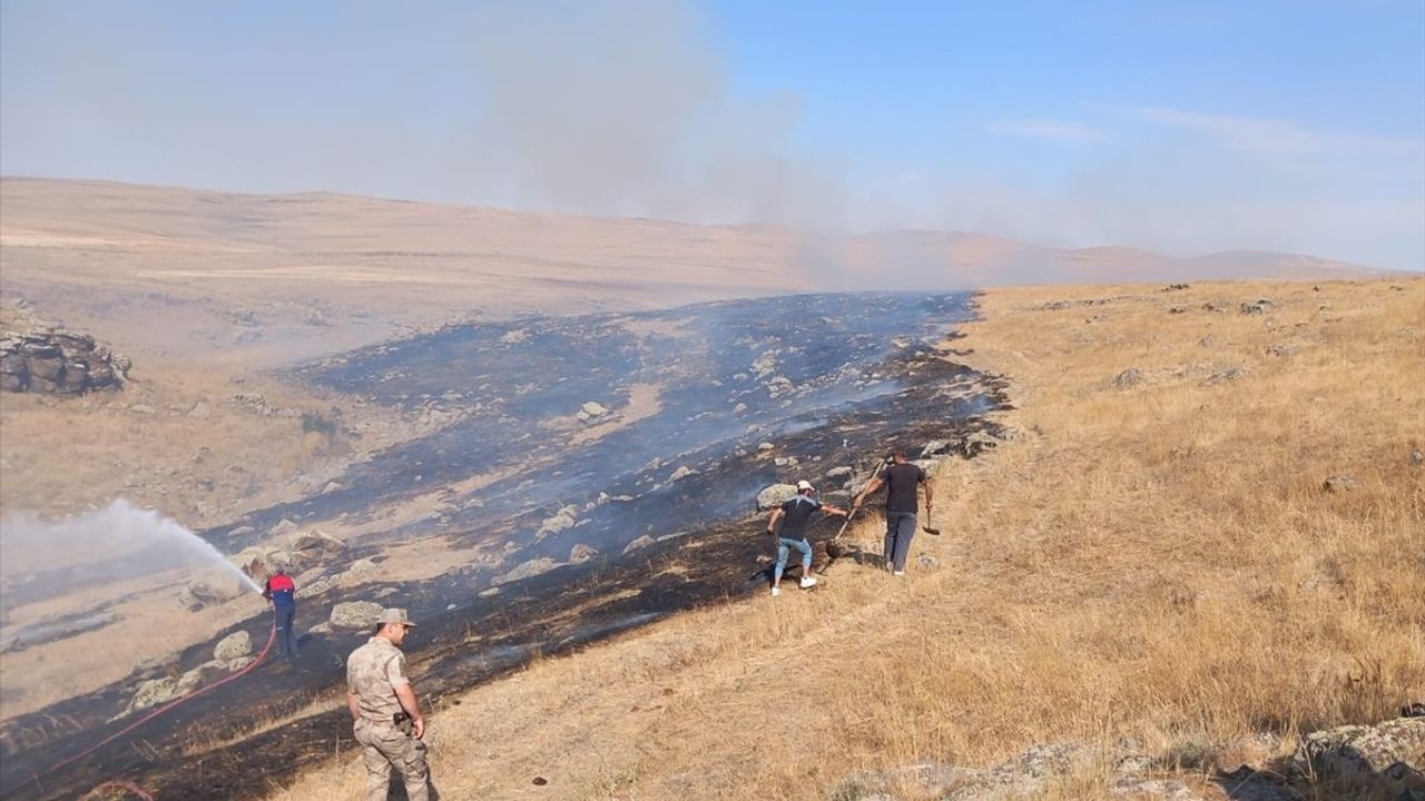 Kars'ta Anız Yangını Gelirli Köyü'nde Söndürüldü