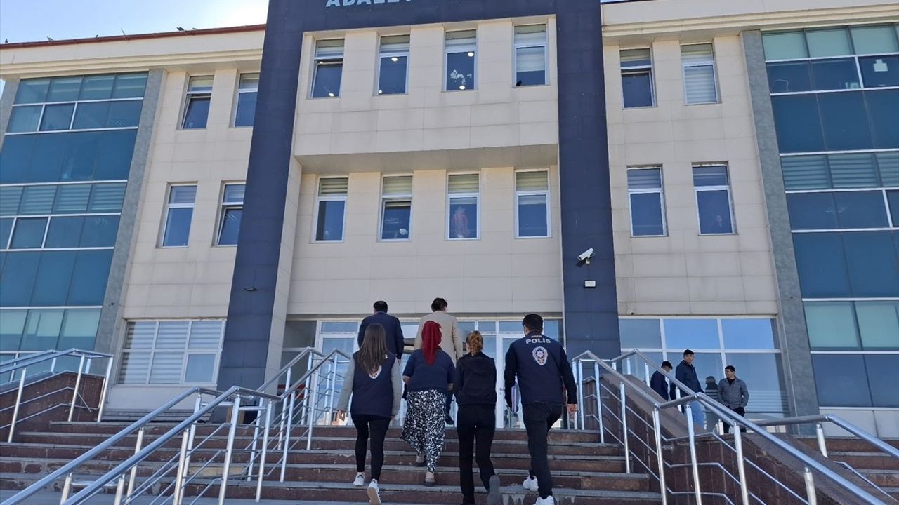 Kars'ta Banka Kartı ve Mobil Dolandırıcılığı: 2 Kadın Yakalandı