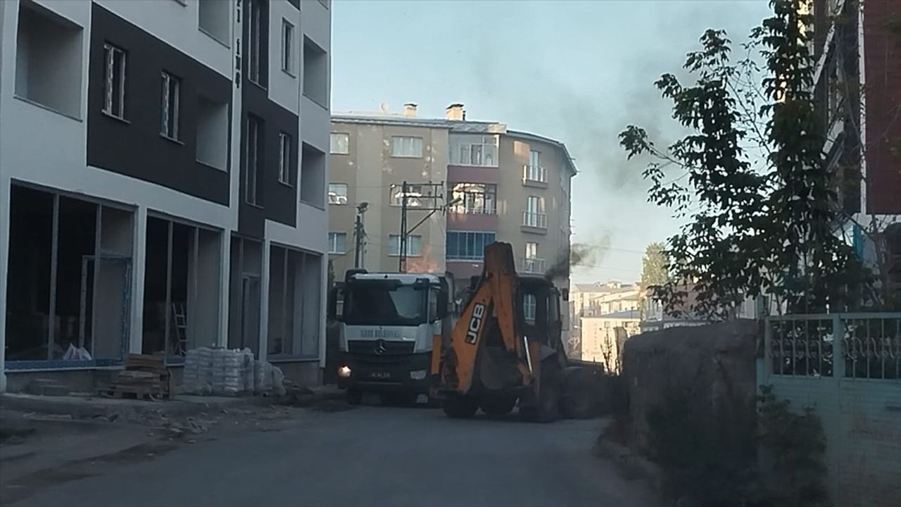 Kars'ta Çöp Kamyonu Yangını: Kepçe Operatörü Kumla Söndürdü