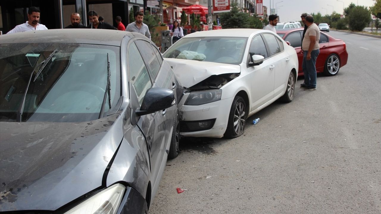 Kars'ta Kontrolden Çıkan Otomobil Park Halindeki Araçlara Çarptı: Sürücü Yaralandı