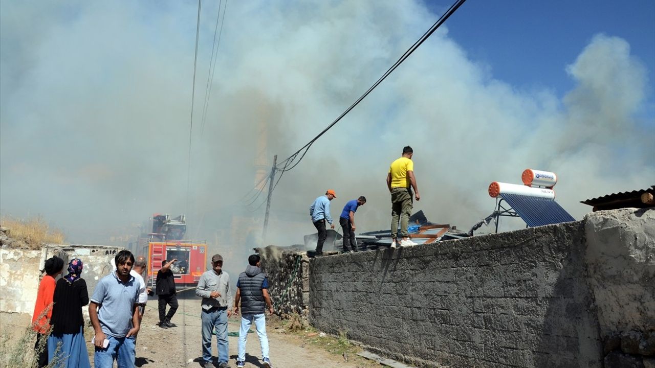Kars'ta Sarıkamış'ta Yangın: 2 Ev ve 2 Samanlık Kullanılamaz Hale Geldi
