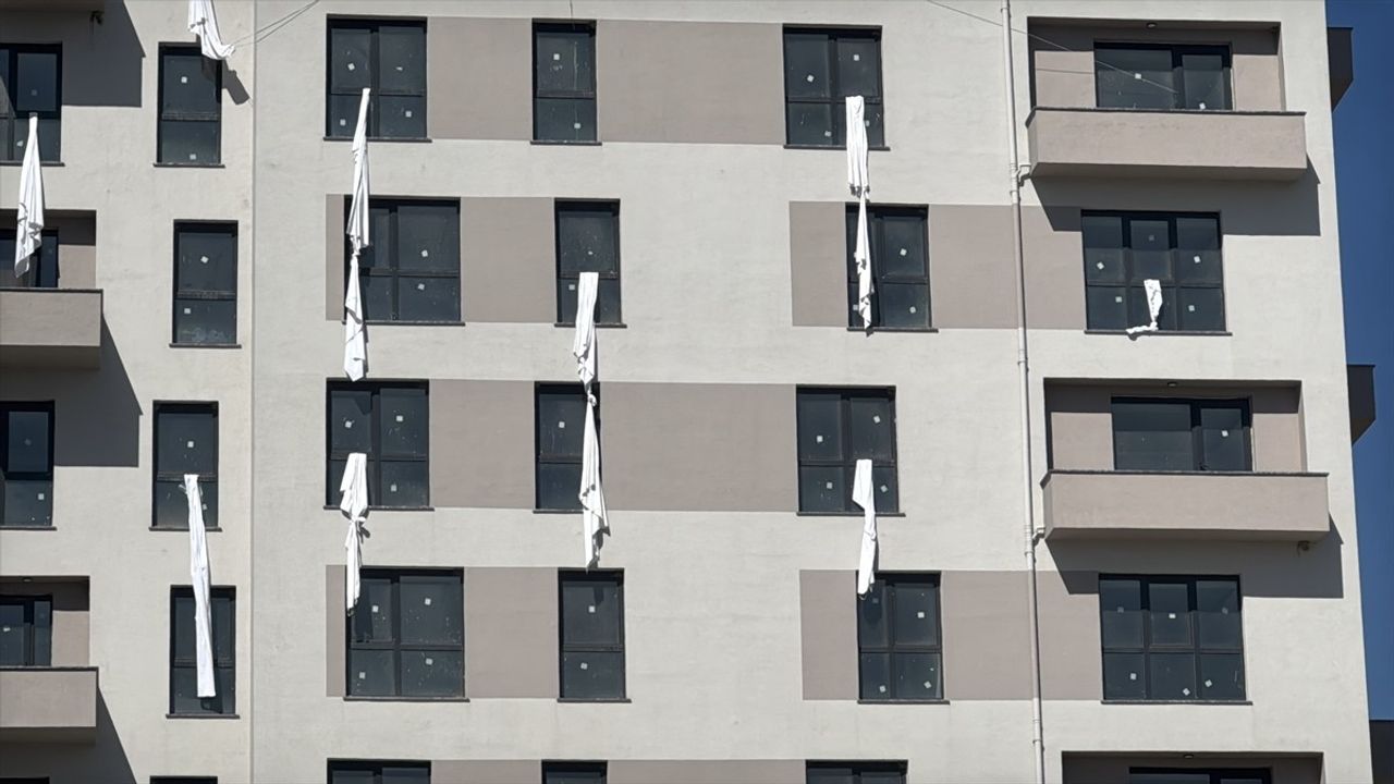 Kartalkaya'da 78 Çarşafla Farkındalık: Grand Kartal Otel Faciasına Tepki