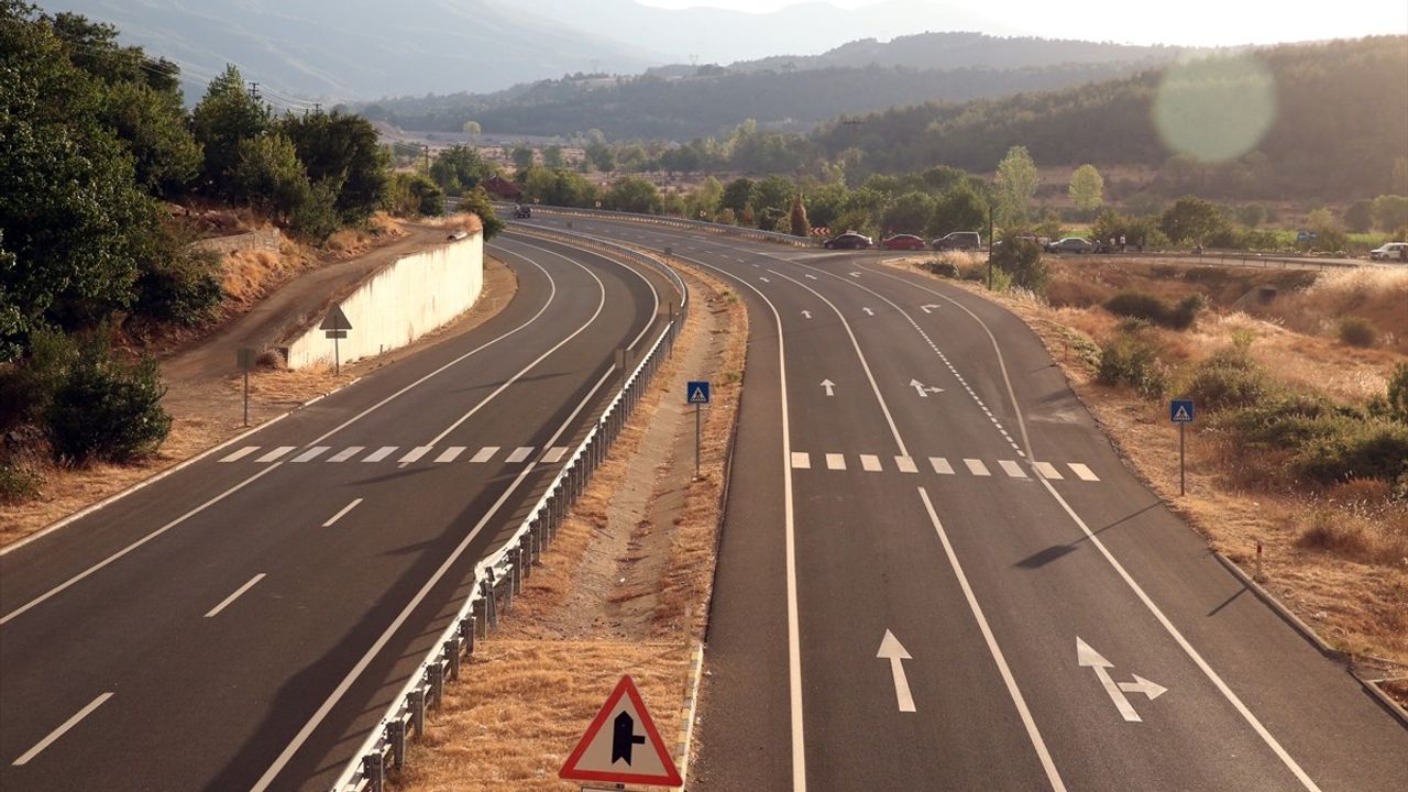 Kastamonu'da 2 Orman Yangınına Müdahale Sürüyor; Kastamonu-Karabük Yolu Kapandı