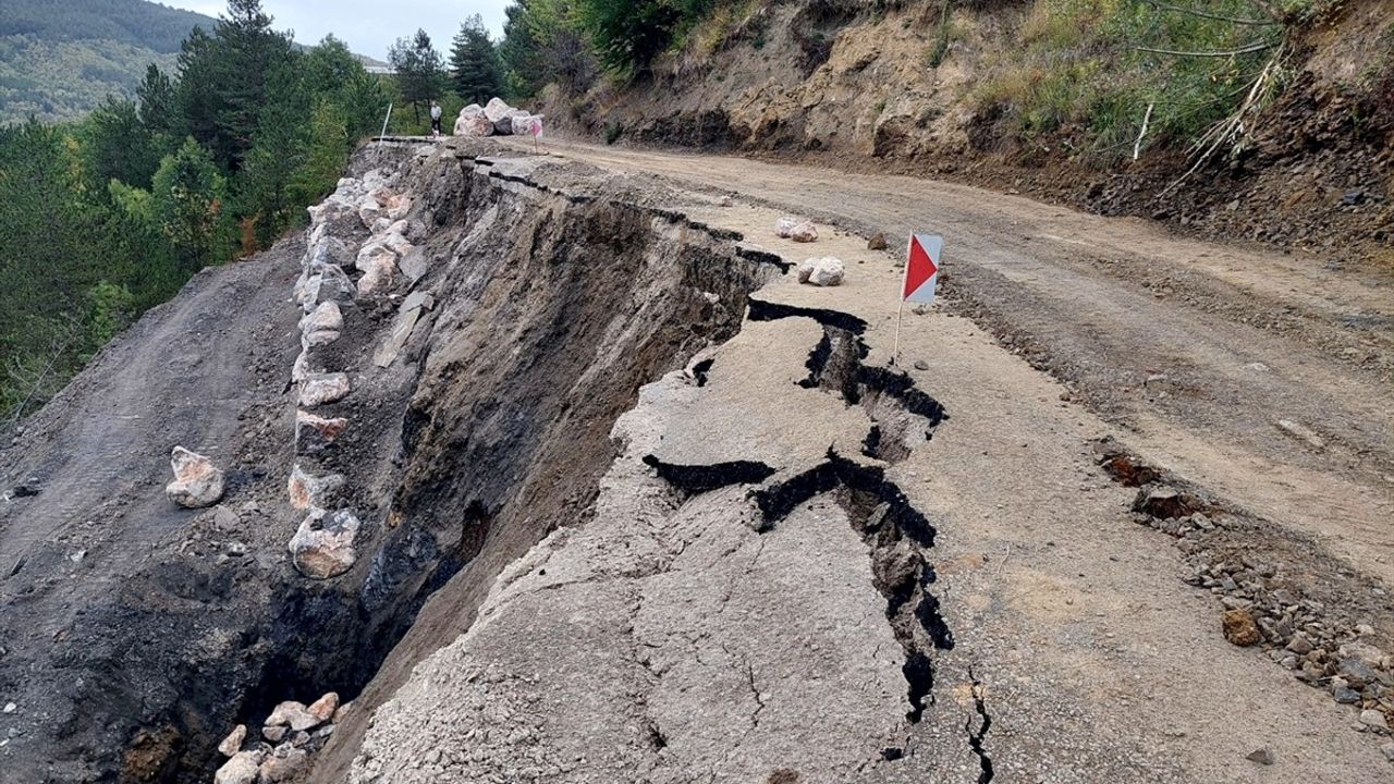 Kastamonu'da Heyelan: Bozkurt-Keşlik Yolunu Açma Çalışmaları Başladı