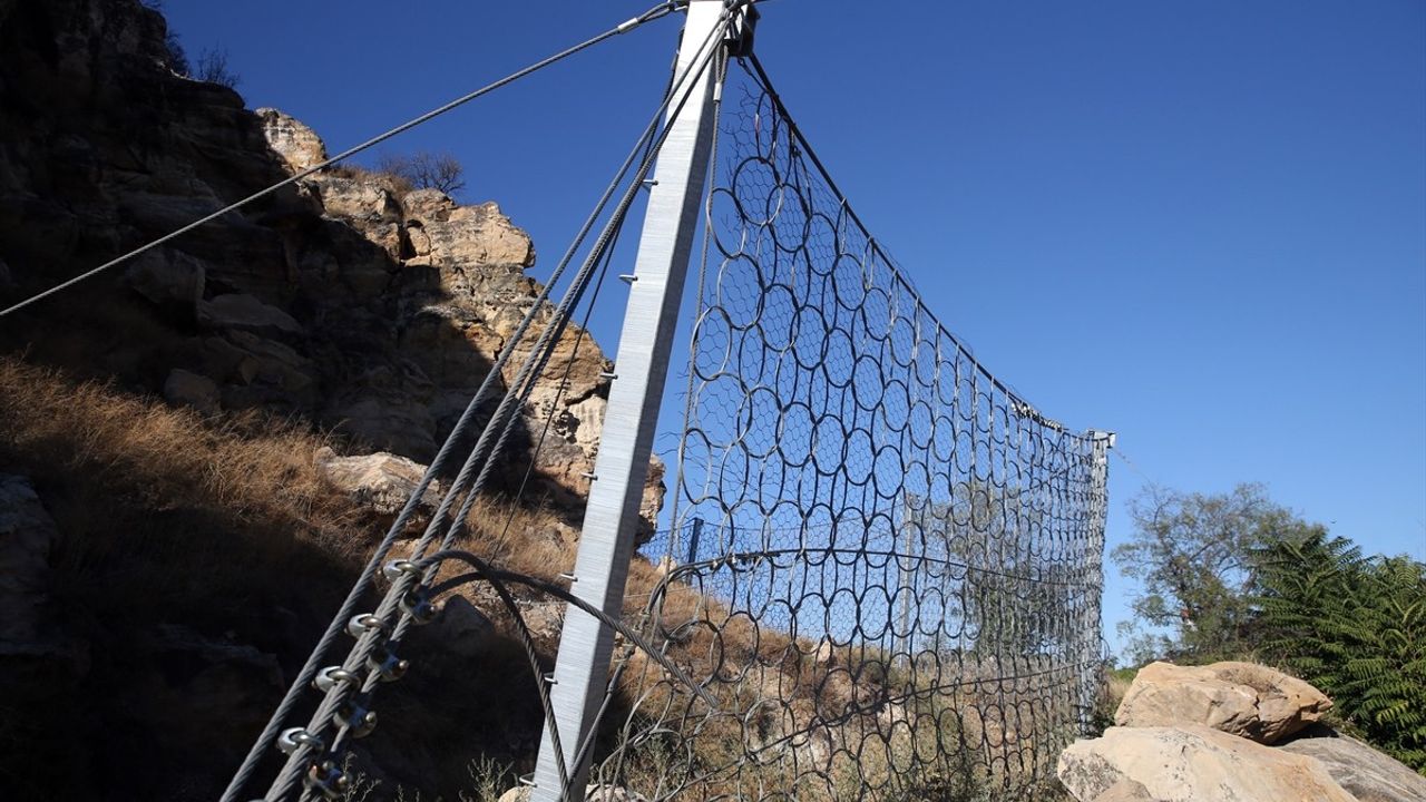Kastamonu Kalesi'nde Çelik Örtüleme Tamamlandı: AFAD Kayaları Sabitledi