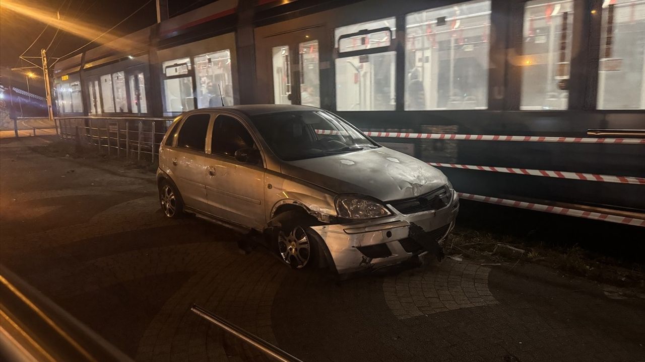 Kayseri'de Alkollü Sürücü Tramvay Yoluna Girdi: Ehliyete El Konuldu