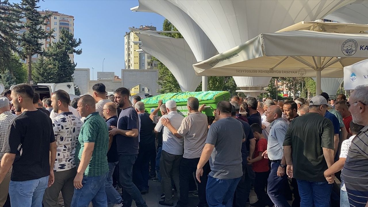 Kayseri'de Bıçaklı Kavgada Ölen Taksi Şoförü M.D. Defnedildi