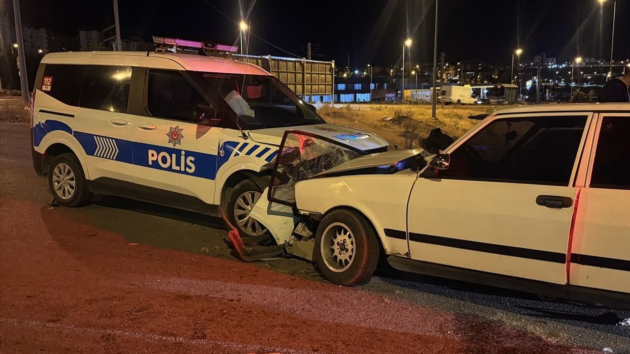 Kayseri'de 'dur' ihtarına uymayan sürücü ekip aracına çarptı: 2 polis yaralandı