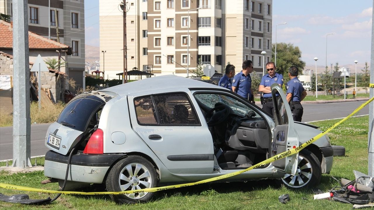 Kayseri'de İki Otomobil Çarpıştı: 2 Ölü, 3 Yaralı